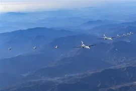 Máy bay ném bom B-1B của không lực Mỹ (giữa) cùng 4 máy bay chiến đấu F-16 và 4 tiêm kích F-35 của Hàn Quốc tham gia cuộc tập trận không quân chung Vigilant Storm ở Hàn Quốc, ngày 5/11. (Ảnh: AFP/TTXVN)
