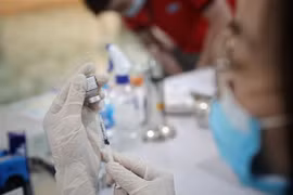 Tiêm vaccine phòng COVID-19 cho người lao động. (Ảnh: Danh Lam/TTXVN)