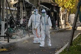 Phun thuốc khử trùng nhằm ngăn chặn sự lây lan của dịch COVID-19 tại Bắc Kinh, Trung Quốc. (Ảnh: AFP/TTXVN)