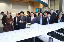 Chủ tịch Quốc hội Vương Đình Huệ Nghe giới thiệu công việc của Đại học Swinburne trong ngành công nghiệp 4.0 cũng như các công nghệ sản xuất tiên tiến. (Ảnh: Doãn Tấn/TTXVN)