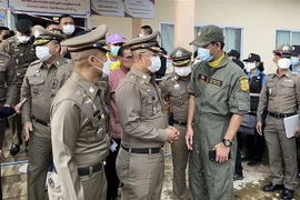 Cảnh sát trao đổi với lực lượng cứu hộ sau vụ xả súng tại nhà trẻ ở tỉnh Nong Bua Lam Phu, Thái Lan ngày 6/10. (Ảnh: AFP/TTXVN)