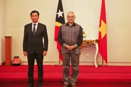 Đại sứ Đặc mệnh toàn quyền Việt Nam tại Indonesia kiêm nhiệm Timor Leste Tạ Văn Thông chụp ảnh chung với Tổng thống Timor Leste José Ramos Horta. (Ảnh: TTXVN phát)