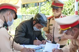 Một trường hợp đi xe máy lên đường cao tốc vành đai 3 trên cao bị lực lượng cảnh sát giao thông lập biên bản xử lý. (Ảnh: Phạm Kiên/TTXVN)