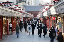 Người dân di chuyển tại khu phố mua sắm ở Asakusa, Tokyo, Nhật Bản. (Ảnh: Kyodo/TTXVN)