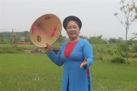 Nghệ nhân ưu tú Nguyễn Thị Tâm hát dân ca ví, giặm. (Ảnh: Bích Huệ/TTXVN)