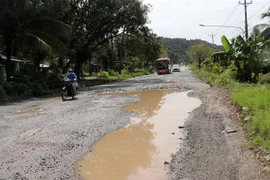 Nhiều đoạn trên tuyến Quốc lộ 80 đọng nước mưa. (Ảnh: Lê Huy Hải/TTXVN)