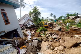 Những ngôi nhà bị đổ sập sau trận động đất tại huyện Cianjur, Tây Java, Indonesia ngày 23/11. (Ảnh: THX/TTXVN)