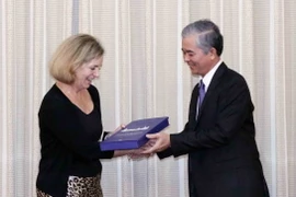 Ông Ngô Minh Châu, Phó Chủ tịch UBND Thành phố Hồ Chí Minh tặng sách giới thiệu về Thành phố Hồ Chí Minh cho bà Whitney Baird, Trợ lý Ngoại trưởng Hoa Kỳ phụ trách Cục các vấn đề kinh tế và kinh doanh. (Ảnh: Xuân Khu/TTXVN)