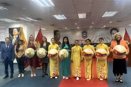 Đại sứ Việt Nam tại Venezuela Lê Viết Duyên (bìa trái) và Thứ trưởng Ngoại giao Venezuela Capaya Rodriguez (bìa phải) tại lễ khai mạc sự kiện. (Ảnh: TTXVN phát)