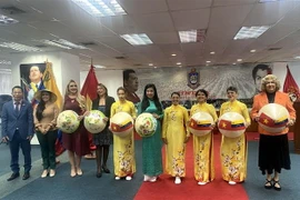 Đại sứ Việt Nam tại Venezuela Lê Viết Duyên (bìa trái) và Thứ trưởng Ngoại giao Venezuela Capaya Rodriguez (bìa phải) tại lễ khai mạc sự kiện. (Ảnh: TTXVN phát)