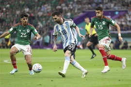 Cầu thủ Lionel Messi (giữa) đi bóng trước các cầu thủ đội tuyển Mexico. (Ảnh: THX/TTXVN)