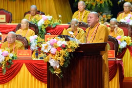 Hòa thượng Thích Gia Quang, Phó Chủ tịch Hội đồng Trị sự Giáo hội Phật giáo Việt Nam trình bày tham luận. (Ảnh: Minh Đức/TTXVN)