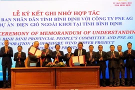 Ủy ban Nhân dân tỉnh Bình Định ký kết ghi nhớ hợp tác với Công ty PNE AG về dự án điện gió ngoài khơi tại tỉnh Bình Định. (Ảnh: Lê Ngọc Phước/TTXVN)