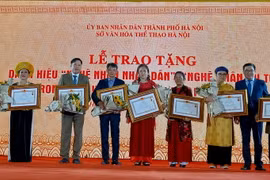 Trao tặng bằng vinh danh nghệ nhân ưu tú cho các nghệ nhân trong lĩnh vực di sản văn hóa phi vật thể ở Hà Nội. (Ảnh: Đinh Thuận/TTXVN)