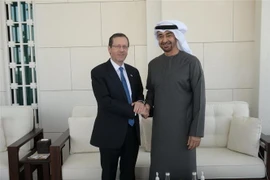 Tổng thống Israel Isaac Herzog (trái) và Tổng thống UAE Sheikh Mohammed bin Zayed Al Nahyan. (Ảnh: TTXVN phát)