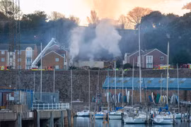 Khói bốc lên từ vụ nổ. (Nguồn: Jersey Evening Post)