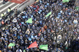 Các công nhân thuộc các nghiệp đoàn tại Seoul Metro tham gia đình công ngày 30/11. (Ảnh: Yonhap/TTXVN)