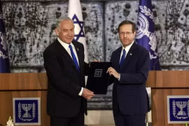 Tổng thống Israel Isaac Herzog (phải) chỉ định lãnh đạo đảng Likud Benjamin Netanyahu thành lập Chính phủ, tại Jerusalem, ngày 13/11. (Ảnh: AFP/TTXVN)