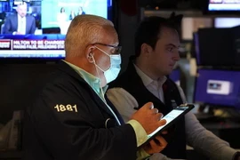 Giao dịch viên tại Sàn chứng khoán New York, Mỹ. (Ảnh: AFP/TTXVN)