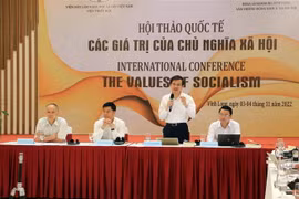 Các đại biểu chủ trì hội thảo. (Ảnh: Phạm Minh Tuấn/TTXVN)