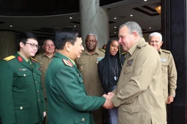 Đại tướng Phan Văn Giang, Bộ trưởng Bộ Quốc phòng và Trung tướng Vicstor Jojo Ramos, Chủ nhiệm chính trị Các lực lượng vũ trang cách mạng Cuba. (Ảnh: Trọng Đức/TTXVN)