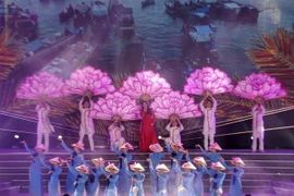 Tiết mục Đờn ca Tài tử Nam Bộ 'Người là niềm tin tất thắng.' (Ảnh: Tuấn Đức/TTXVN)