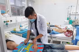 Điều trị cho bệnh nhân sốt xuất huyết. (Ảnh: Huỳnh Phúc Hậu/TTXVN)