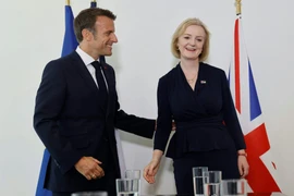 Thủ tướng Anh Liz Truss (phải) và Tổng thống Pháp Emmanuel Macron. (Nguồn: AFP)