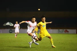 Pha tranh chấp bóng của cầu thủ hai đội. (Ảnh: TTXVN phát)