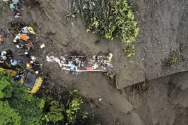 Hiện trường vụ lở đất ở khu vực hẻo lánh El Ruso, cách xa Pueblo Rico, Colombia ngày 4/12. (Ảnh: AFP/TTXVN)