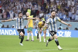 Các cầu thủ Argentina ăn mừng bàn thắng trước đội tuyển Australia. (Ảnh: THX/TTXVN)