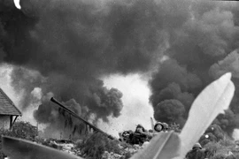 Các lực lượng phòng không Hà Nội tạo thành lưới lửa trên bầu trời Thủ đô, bắn rơi nhiều máy bay Mỹ trong trận 12 ngày đêm tháng 12/1972. (Ảnh: TTXVN)