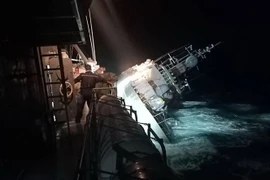 Tàu hộ vệ HTMS Sukhothai bị nghiêng sau khi nước tràn vào thân ở ngoài khơi tỉnh Prachuap Khiri Khan, Thái Lan đêm 18/12/2022. (Ảnh: AFP/TTXVN)