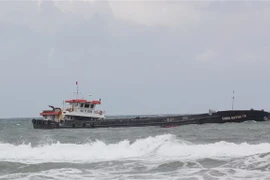 Tàu hàng Chính Quỳnh 19 mắc cạn trên biển, cách bờ biển thôn 4, xã Gio Hải khoảng 200m về phía Đông. (Ảnh: Thanh Thủy/TTXVN)