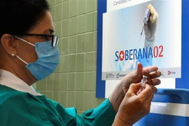 Nhân viên y tế chuẩn bị vaccine Soberana 2 phòng COVID-19 tại La Habana, Cuba. (Ảnh: AFP/TTXVN)
