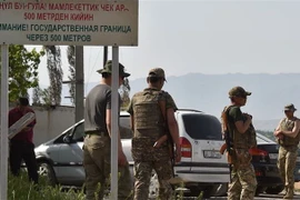 Binh sỹ Kyrgyzstan tuần tra tại làng Maksat, gần khu vực biên giới với Tajikistan. (Ảnh: AFP/TTXVN)