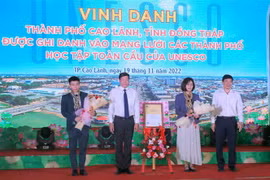 Bà Miki Nozawa, Trưởng Ban Giáo dục của Văn phòng UNESCO tại Hà Nội trao Giấy chứng nhận thành phố Cao Lãnh là thành viên Mạng lưới các thành phố học tập toàn cầu cho đại diện lãnh đạo thành phố Cao Lãnh. (Ảnh: Nhựt An/TTXVN)