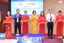 Các đại biểu thực hiện nghi lễ cắt băng khai mạc Ngày hội. (Nguồn: Sở Khoa học và Công nghệ tỉnh Đồng Nai)