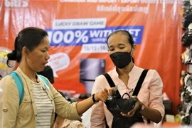 Người dân Campuchia tham quan, tìm hiểu, mua sắm tại gian hàng trưng bày, giới thiệu sản phẩm của các cơ sở sản xuất và doanh nghiệp Việt Nam. (Ảnh: Huỳnh Thảo/TTXVN)