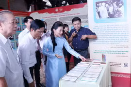 Bà Phan Kiều Thanh Hương (ngoài cùng bên trái), Phó Chủ tịch Ủy ban MTTQ Việt Nam Thành phố Hồ Chí Minh, cùng các đại biểu tham quan 'Không gian văn hóa Hồ Chí Minh' tại Hội quán Tuệ Thành, quận 5. (Ảnh: Xuân Khu/TTXVN)