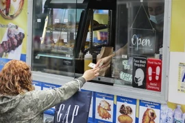 Một quầy bán đồ ăn trên đường phố New York, Mỹ. (Nguồn: AFP/TTXVN)