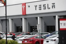 Một phòng trưng bày của Tesla tại Burbank, bang California, Mỹ. (Ảnh: AFP/TTXVN)