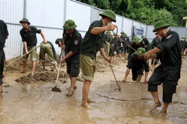Đến thời điểm hiện tại, huyện Kỳ Sơn đã huy động hơn 600 cán bộ, chiến sỹ phục vụ công tác khắc phục hậu quả lũ quét. (Ảnh: Văn Tý/TTXVN)