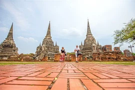 Khách du lịch tham quan Công viên lịch sử Ayutthaya ở Ayutthaya, Thái Lan. (Ảnh: THX/TTXVN)