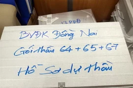 Nhiều tài liệu liên quan đến vụ án bị lực lượng chức năng thu giữ. (Ảnh: Phạm Kiên/TTXVN)