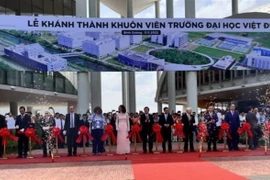 Nghi thức cắt băng khánh thành tại buổi lễ. (Ảnh: Huyền Trang/TTXVN)