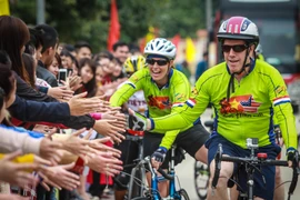 Đi đến vùng đất nào, đoàn đạp xe của Ngài Ted Oisus cũng nhận được sự tiếp đón nồng hậu của người dân Việt Nam. (Ảnh: Minh Sơn/Vietnam+)