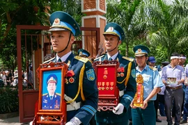 Sáng 21/6, linh cữu Đại tá Trần Quang Khải được đưa tới Đài hóa thân Hoàn vũ trong hàng ngàn ánh mắt đỏ hoe của người thân đồng đội. (Ảnh: PV/Vietnam+)