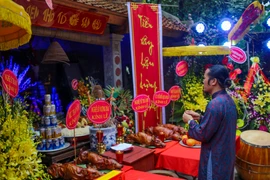 Nghệ sỹ Nguyễn Công Vượng cùng nghệ sĩ Trà My đã đứng ra tổ chức ngày giỗ Tổ nghề cho đông đảo nghệ sĩ miền Bắc. (Ảnh: Minh Sơn/Vietnam+)