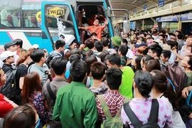Nhiều xe đầy khách buộc phải từ chối những người lên sau. (Ảnh: Minh Sơn/Vietnam+)
